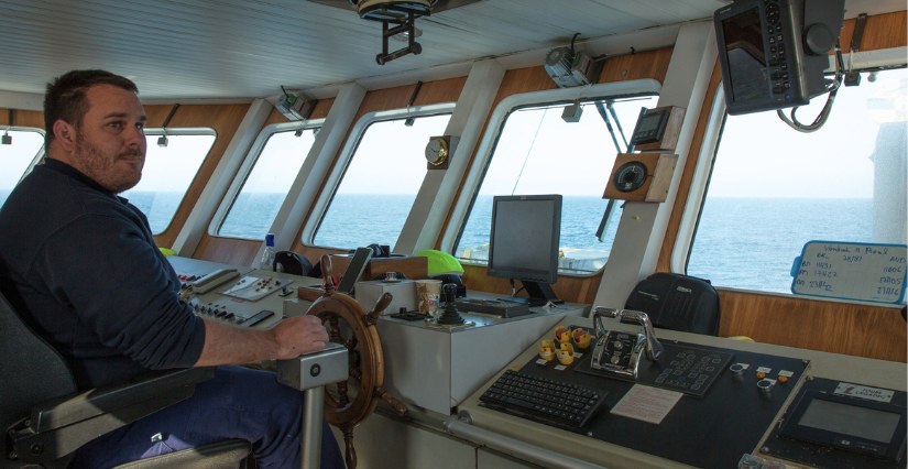 Romain à la barre de l'Enez Sun - Kidiklik a mis le cap en famille sur l'île de sein : une aventure au bout du monde ! © Laetitia Scuiller