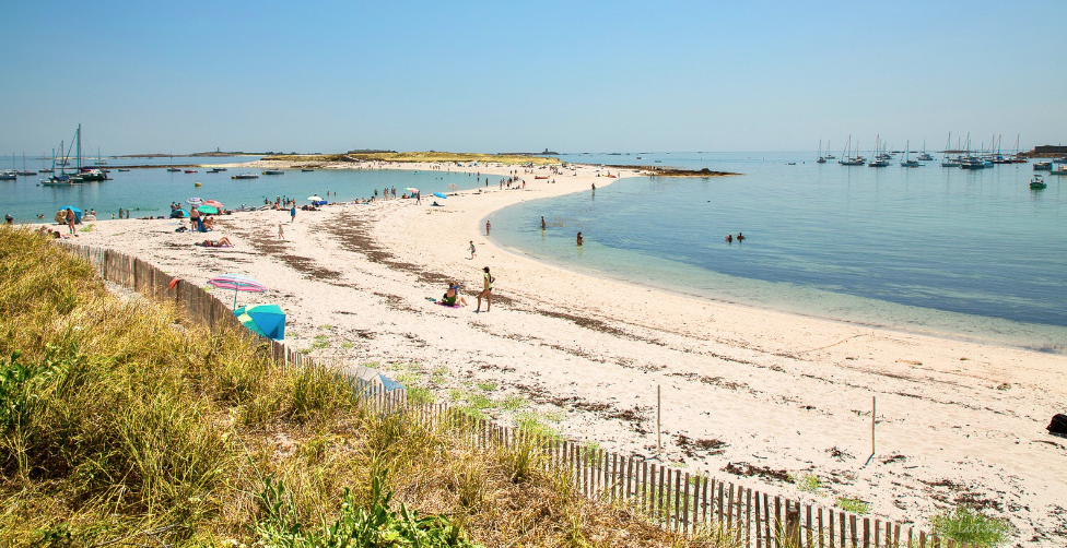Tombolo entre les îles de Saint Nicolas et Bananec © Laetitia Scuiller
