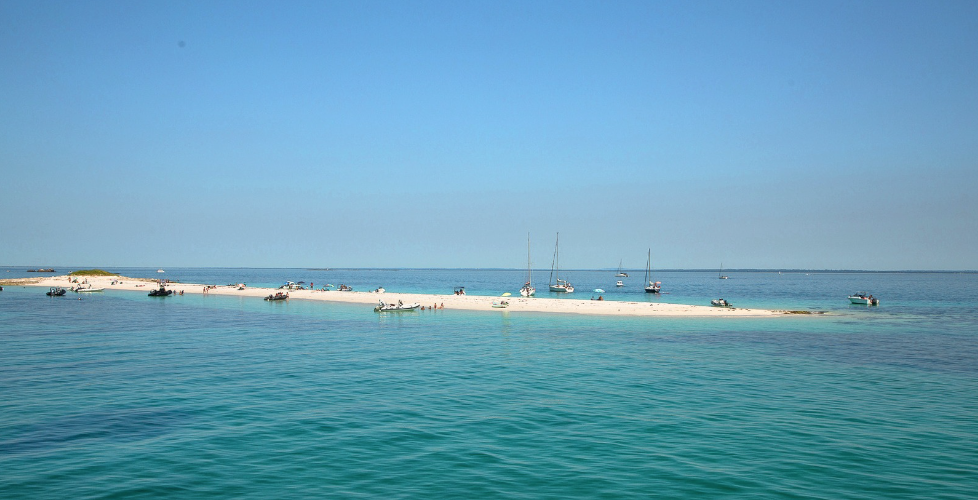 l'île de Guiriden avec son banc de sable émergeant d'une eau turquoise digne des Tuamotu en Polynésie © Laetitia Scuiller