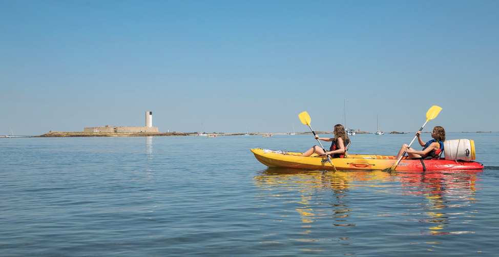 kayak aux Glénan © Laetitia Scuiller