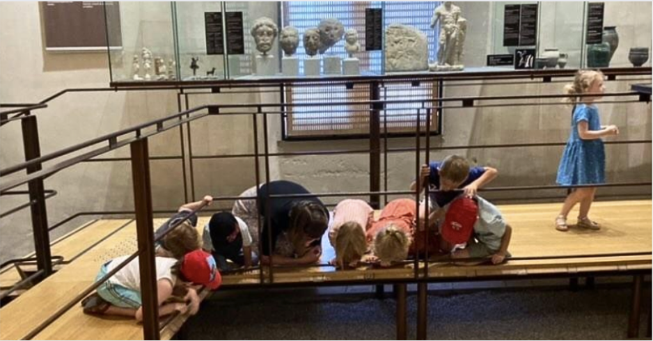 Fouilles curieuses - balade contée pour les 3-6 ans au Musée départemental Breton, Quimper