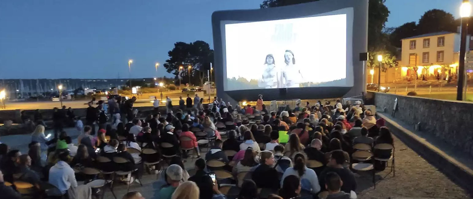 Cinéma en plein air en famille au moulin blanc à Brest