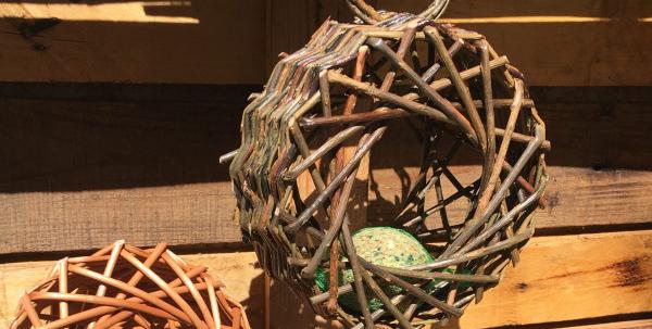 Atelier Vannerie et fabrication de mangeoire pour oiseaux avec les ados à la Cidrerie Kerné, Pouldreuzic