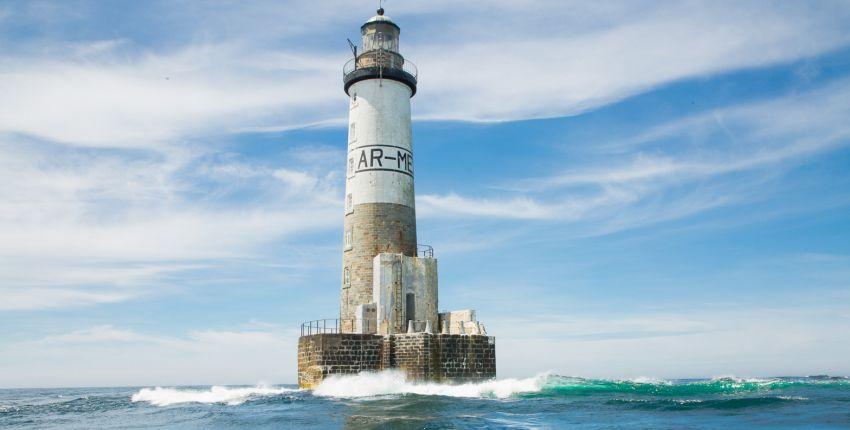 Excursion maritime au pied du Phare d’Ar-Men avec Breizh Go Penn Ar Bed et Archipel Pro