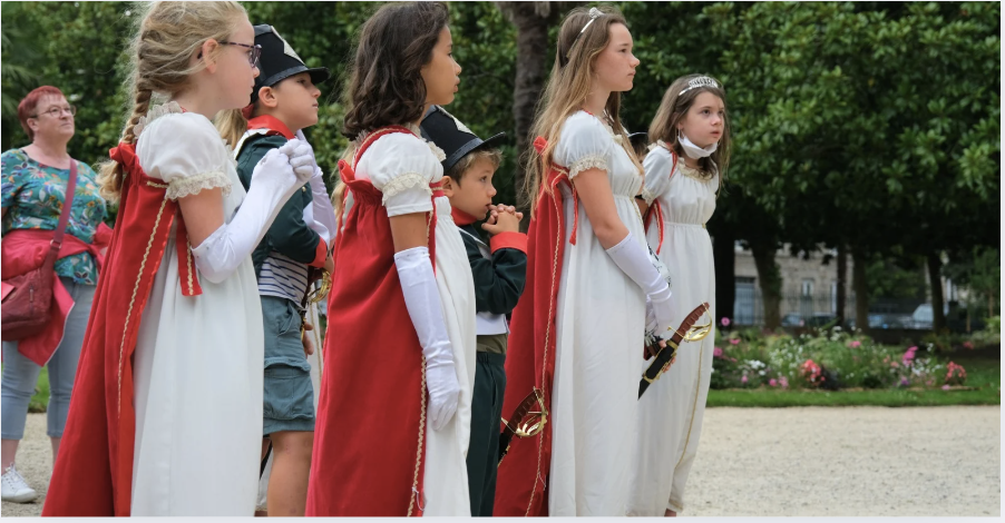 Les enfants en costume - Visite du quartier napoléonien pour les 6 -12 ans à Pontivy