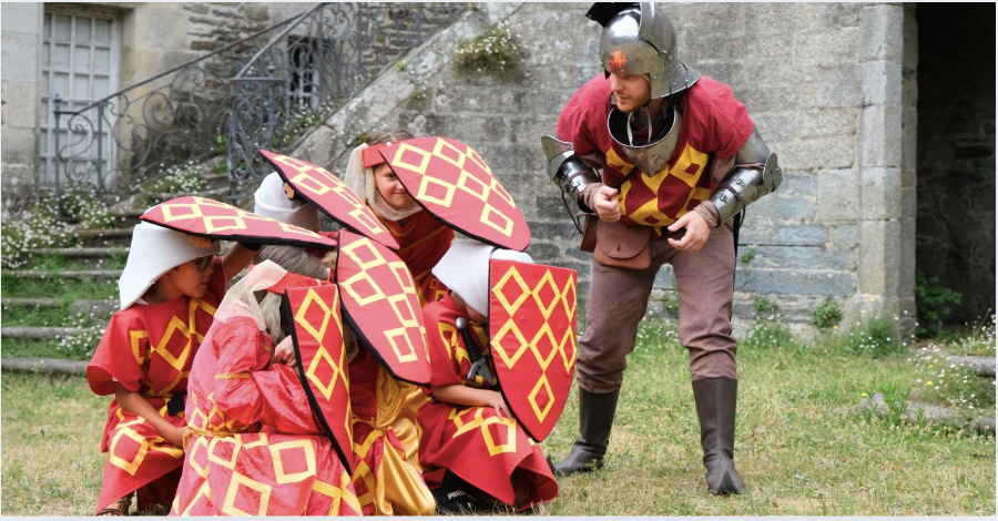 Les enfants en costume - Visite du quartier médiéval pour les 6 -12 ans à Pontivy