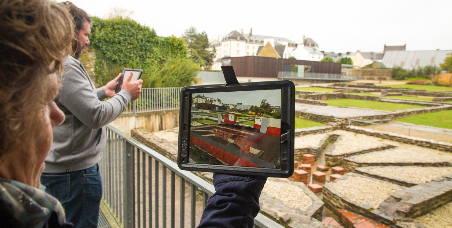 Visites guidées en réalité augmentée du jardin archéologique  à Vorgium 