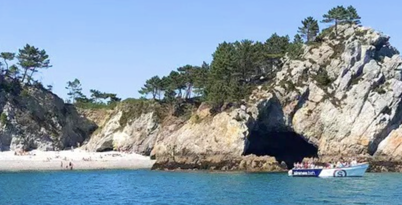 Balade en bateau vers l’Anse de l’Île Vierge et visite des grottes: une sortie en famille sur la Presqu’île de Crozon 
