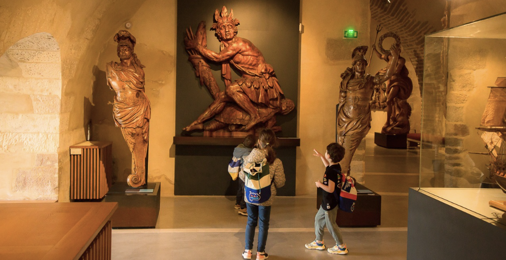 Le Sac du marin : une visite-jeu sensorielle à vivre en famille au Musée national de la Marine – Brest