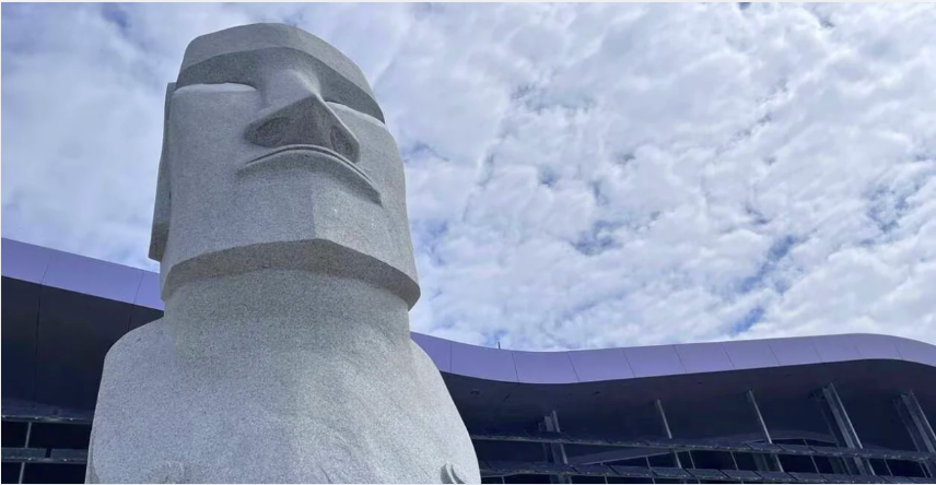 Le Moai de la Fraternité fait escale à la Cité de la Voile Éric Tabarly à Lorient