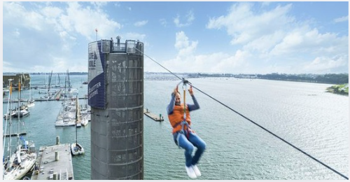 Grande descente en tyrolienne au dessus de l'eau avec la TyRoll à la Cité de la Voile de Lorient