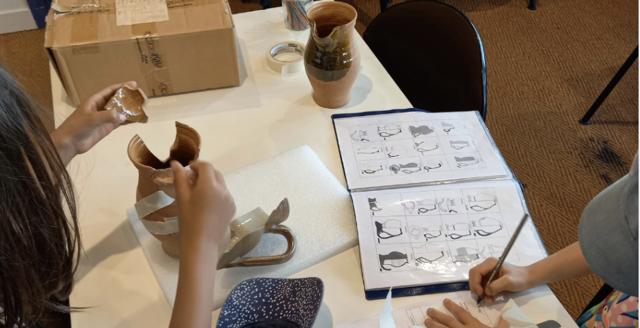 Atelier Archéo'labo pendant les vacances au Musée de l'Ancienne Abbaye de Landévennec