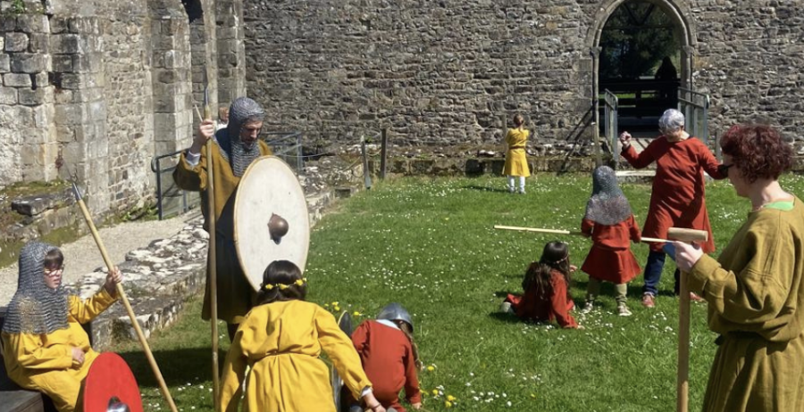 Tableau vivant - Atelier costumes au Musée de l'Ancienne Abbaye de Landévennec