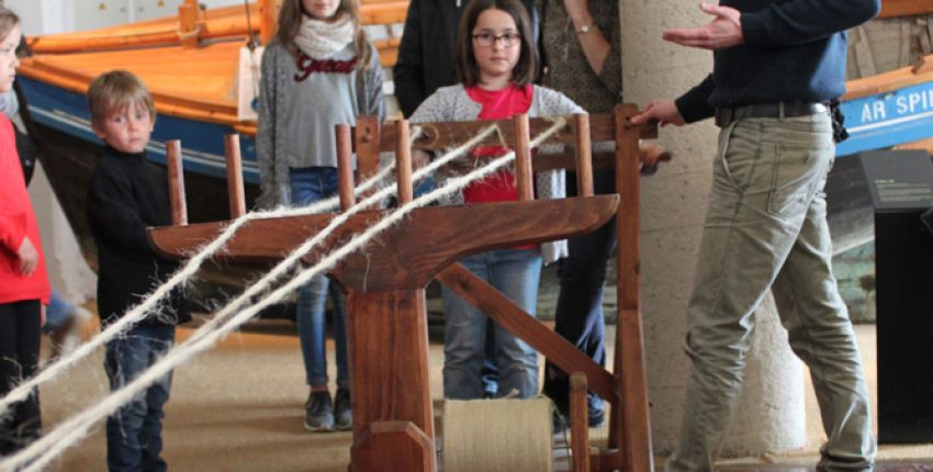 Fabrication d’un cordage à l’ancienne en famille au Port-Musée Douarnenez