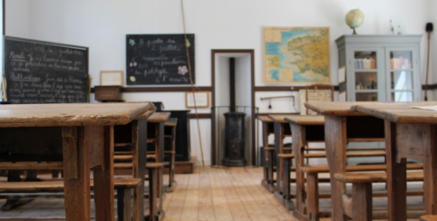 L'appli IMAGINA enrichit votre visite en famille au musée de l'école rurale en Bretagne