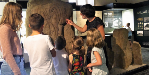 Visite guidée familiale dès 4 ans, "à petits pas" au Musée de Préhistoire de Carnac